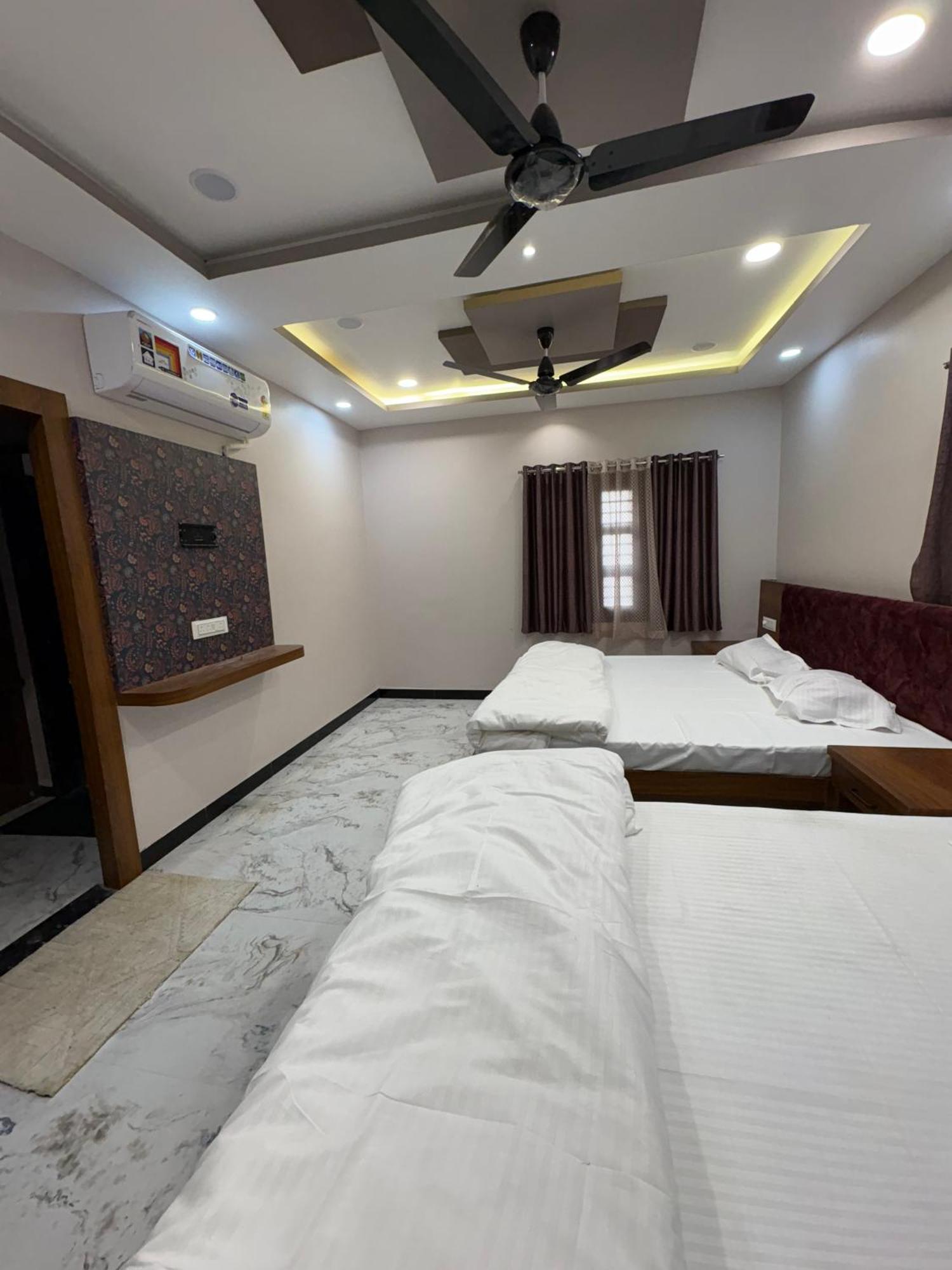 Shree Trilokeshwar Guest House Uddzsaín Kültér fotó